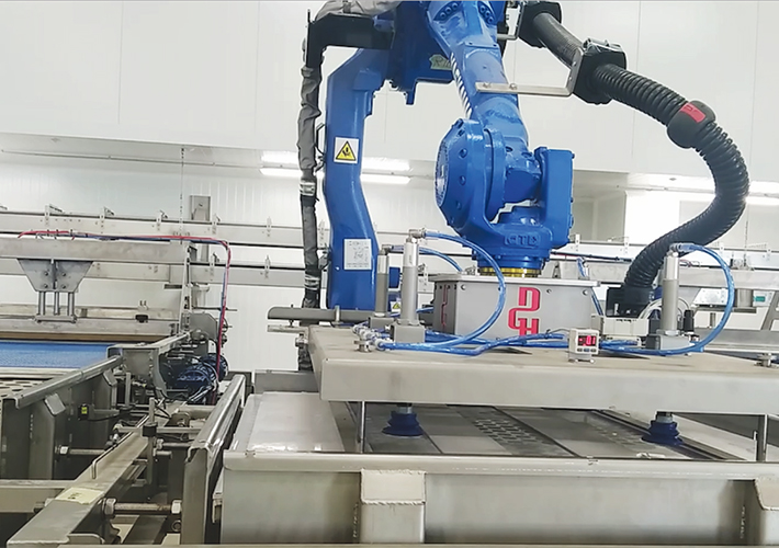 Foto Solución de encestonado y desencestonado de latas en carros para autoclave con robots Yaskawa realizada por DGH Robótica para la empresa de conservas Hijos de Carlos Albo.